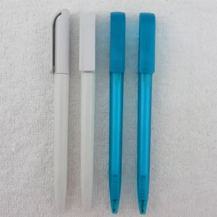 सॉलिड कलर बॉडी ट्विस्ट टाइप बॉल प्वाइंट पेन